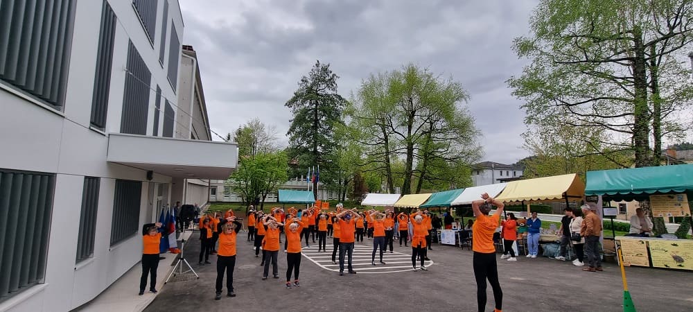Skupina ljudi se razteguje in opravlja vaje.