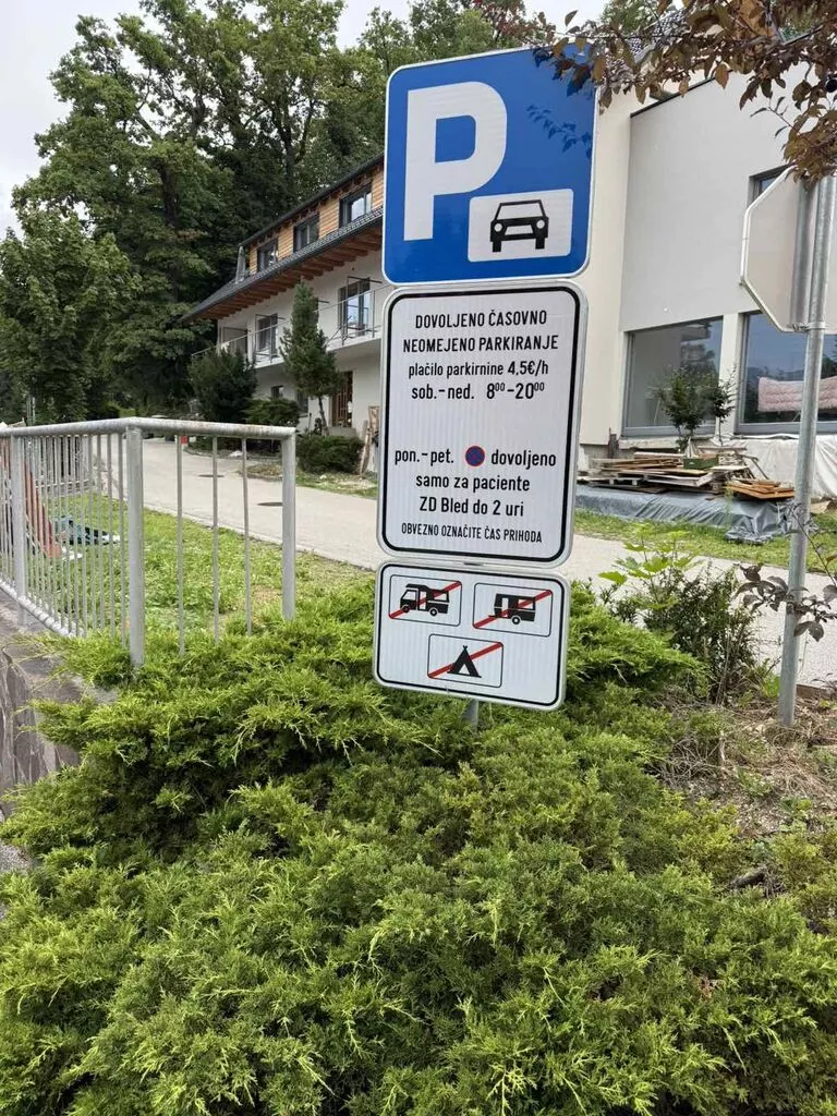 Obvestilna tabla, parkiranje, ZD Bled